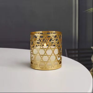 Portavelas de huracán de metal dorado adecuado para salas de estar rústicas dormitorios de granja y casas tradicionales - Product Image 1