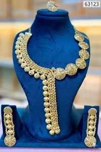 Conjunto de Collar de Cadena en Capas con Acabado Dorado de Lujo con Colgante de Disco Redondo y Pendientes a Juego 63119 - Product Image 5