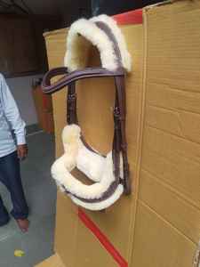 Brida Anatómica para Caballo Cubierta en Piel de Oveja, Productos Ecuestres Premium - Product Image 6