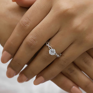 Anillo de compromiso de ramita de moissanita delicada, anillo de propuesta de boda delgado de hoja de diamante de moissanita de corte redondo para ella - Product Image 3