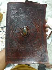 Journal en cuir gaufré arbre de vie sur mesure avec stylo en bois fabriqué à partir de papiers faits à la main en coton idéal pour la revente - Product Image 4