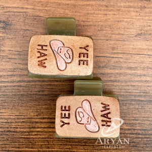 Nouveau design de pinces à cheveux en cuir gravées à la main élégantes aux couleurs unies pour femmes et filles pour un usage quotidien - Product Image 1