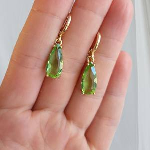 Boucles d'oreilles créoles en argent 925 plaqué or avec pendentif en péridot vert en forme de larme, style vintage, cadeau pour elle, boucles d'oreilles en péridot - Product Image 4