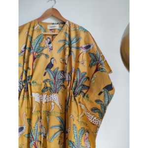 Caftán Jungle Joy para Mujer, Color Mostaza, Elegante Diseño Floral Personalizado, Talla Única para el Trabajo, Fiestas y Eventos Diarios - Product Image 2
