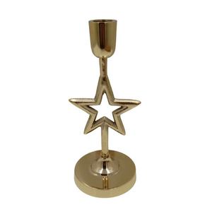 Bougeoir étoile en aluminium doré élégant Support de table décoratif Accent moderne pour bougies pilier Centre de table pour la maison et l'événement - Product Image 1