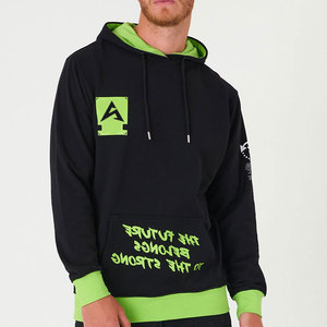 Sudadera con capucha negra para hombre con detalles en verde neón y estampado de "El futuro pertenece a los fuertes", estilo streetwear, corte regular. - Product Image 5