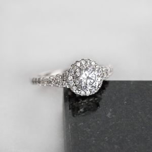 Corte Redondo Diamante Halo Split Vástago Aniversario Para Mujer - Product Image 4