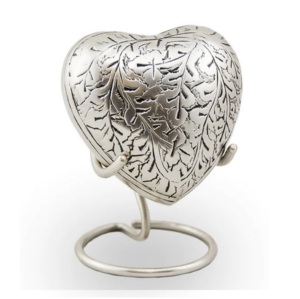 Belles urnes de crémation souvenir de coeur en laiton entièrement gravées Urnes en forme de coeur en métal de vente chaude avec support - Product Image 5