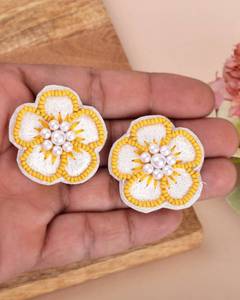 Pendientes Bordados florales con cuentas, diseño de flores amarillas y blancas, Centro de perlas, joyería de moda, ropa de fiesta llamativa elegante - Product Image 2