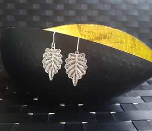 Pendientes de tuerca de filigrana de plata más vendidos, diseño de impresión de hoja de proveedor indio de alto grado, brillo brillante, estilo de alta moda - Product Image 1