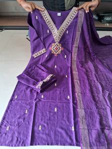 Ensemble de vêtements ethniques trois pièces pour femmes de créateur élégant Kurti Pant Dupatta pour la fête avec broderie fine et travail de paillettes - Product Image 6