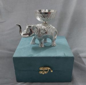 Lampe de coulée traditionnelle en aluminium plaqué argent Kerala Deep Ceremonial Gift in Velvet Box - Product Image 4