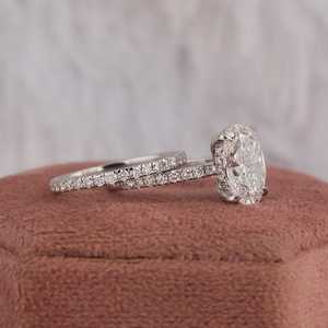 Ensemble de bagues de fiançailles Halo caché en diamant de laboratoire de coupe ovale, cadeau d'alliance en diamant rond assorti - Product Image 5