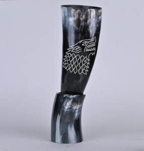 Corne à boire Viking de haute qualité avec support écologique sculpté décoratif fantaisie forme naturelle très célèbre - Product Image 1