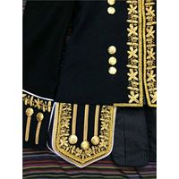 C'est une veste doublette noire pour pipers ou batteurs, avec des broderies dorées à la main et des tresses.