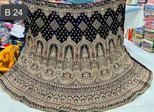 Elegante estilo moderno marrón tono rojo Jarkan terciopelo Lehenga doble Can Choli Dupatta para fiestas de invierno disponibles para venta al por mayor - Product Image 2