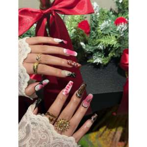 Velvet Dominion Press-On Nail Art: Elegante design in velluto per un look alla moda - Product Image 4