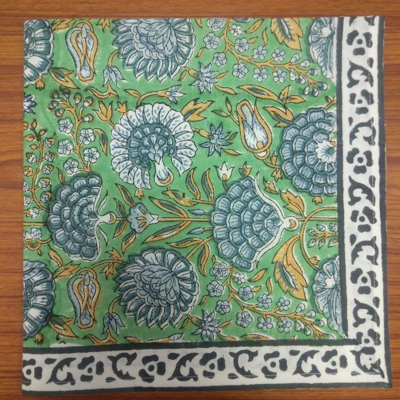 ลายดอกไม้สีฟ้าและเขียว