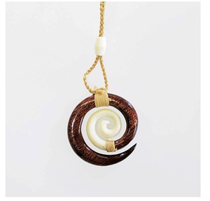 Boucles d'oreilles en bois d'os sculpté à la main pour hommes et femmes - Product Image 1