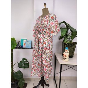 Vestido Kaftan Estilo Boho Chic, Estampado a Mano con Diseño Floral Blanco y Rosa, Cómodo, Transpirable y Ligero, de Algodón, Ideal como Traje de Baño - Product Image 6