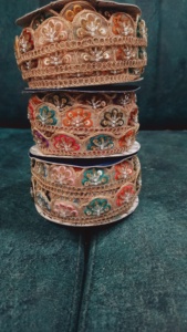 Tela de encaje bordado floral colorida vibrante y detallada con patrones intrincados, perfecta para la moda de alta gama - Product Image 5