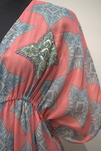 ชุดเดรสคาฟทานสีชมพูหรูหราสำหรับผู้ใหญ่ชุดเดรสยาวถึงพื้นทรงตรงปักเลื่อมคอวีประดับด้วยลูกปัดเพชรธรรมชาติ - Product Image 2