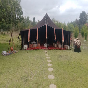 Tentes en poils de chèvre du Sahara, abris nomades traditionnels du désert, adaptés au climat, à la culture et à la vie durable en Afrique du Nord - Product Image 1