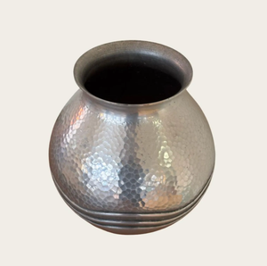 Jarrón Redondo de Aluminio Fundido con Diseño Único, Acabado Plateado, Decoración de Lujo para Interiores de Hogar, Oficina y Hotel - Product Image 2