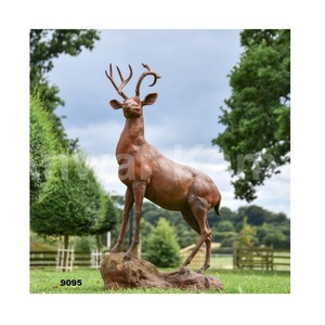 Sculpture de cerf debout en or brossé de style traditionnel de haute qualité pour la décoration de parc de jardin - Product Image 4