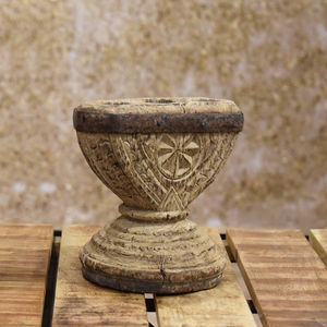 Bol sur piédestal en bois sculpté antique avec texture rustique, artisanat traditionnel, surface patinée - Product Image 5