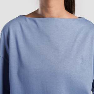 Elevate JK Blue Boat Top : un élément de mode simple et élégant - Product Image 5