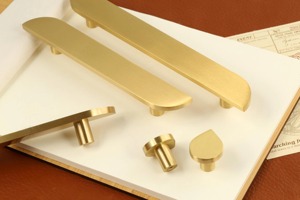 Longue poignée dorée pour armoires, tiroirs et portes Design métallique élégant pour la décoration intérieure, le style intérieur et la quincaillerie d'ameublement - Product Image 2