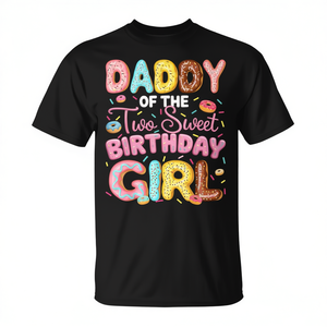 Maglietta Promozionale per il 2° Compleanno della Bambina con Design 'Daddy of the Two Sweet Donuts' per Celebrare una Giornata Speciale - Product Image 2