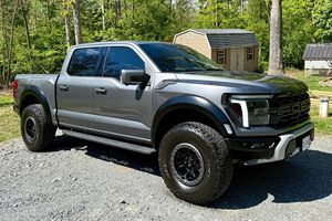Ford F-150 Raptor 2024 d'occasion en bon état, V6 biturbo de 450 ch, 4 roues motrices, sièges avant Recaro - Product Image 3