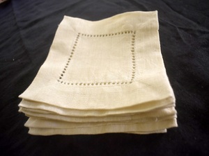 Serviettes de cocktail en lin 100% de qualité supérieure à la main brodées à pois Style classique pour occasions spéciales mariages utilisation en avion - Product Image 2