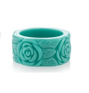 Nouveau Bracelet Jonc Tendance en Résine Acrylique de Qualité Supérieure, Motif Cœur, Élégant, Vert, Bleu, Blanc, Coloré, Bijou Unisexe Tendance - Product Image 3