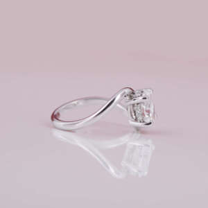 Bague de fiançailles en diamant de laboratoire à taille ovale avec halo dissimulé, design personnalisé fait main en or blanc 18 carats - Product Image 6