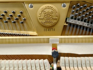 Piano droit Kawai K48 88 touches lestées, noir classique, table sonore en bois acoustique, à poser au sol - Product Image 4