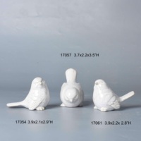 Colombe d'oiseau en céramique blanche d'inspiration vintage avec des détails complexes avec des découpes en treillis Figurine décoration de la maison
