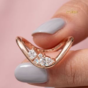 Anillo Chevron Cluster en Oro de 10K con Piedras de Formas Mixtas Modernas - Product Image 4
