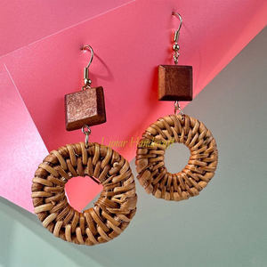 Pendientes colgantes de estilo Vintage hechos en Vietnam, Material de ratán Natural, accesorios de nuevo estilo, accesorios Vintage al por mayor - Product Image 1