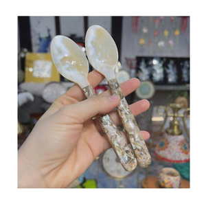 Cuillère unique en nacre avec manche en céramique coloré et durable, cuillères artisanales en coquillage, cuillères en coquille de caviar, couverts en nacre - Product Image 1