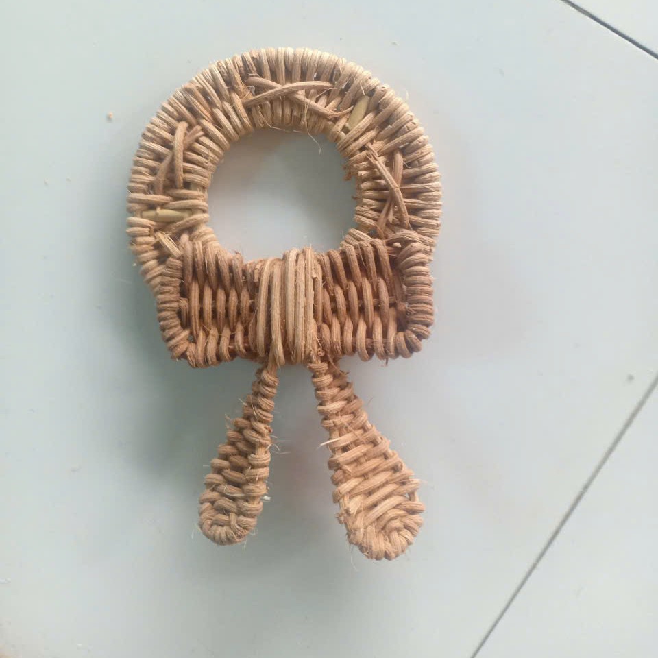 Женские серьги из ротанга