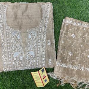 Ensemble de costume Chikankari en soie Pure Desi Tussar Robe au genou ornée à la main avec méthode de tissage brodé à la main - Product Image 4