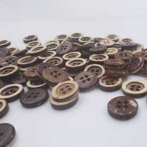 Botones de cáscara de coco ecológicos de 4 agujeros de alta calidad Stock al por mayor de botones naturales de Vietnam - Product Image 3