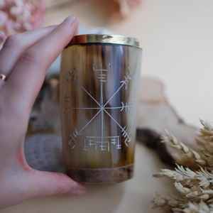 Corne à boire traditionnelle en verre décoratif Version en verre à liqueur Caractéristique historique de diverses cultures - Product Image 1