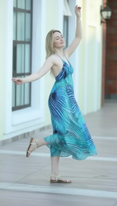 Vestido Largo de Georgette con Silueta Recta y Bordado de Lentejuelas de Sierra Bolivia - Product Image 4