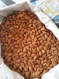 Nueces de almendras crudas tostadas disponibles - Product Image 2