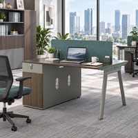 Poste de travail de bureau minimaliste pour 2 personnes face à face avec écran en tissu et support de rangement pour petit bureau ou espace d'équipe