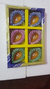 La arcilla colorida Diya es un elemento tradicional de muchas celebraciones culturales, especialmente en la India durante festivales como Diwali. - Product Image 3